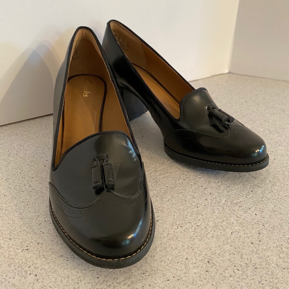 Clark’s Artisan high heel tassel loafer black 8.5M